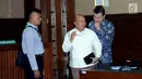 Tersangka dugaan korupsi pengadaan E-KTP, Andi Agustinus/Andi Narogong (kanan) berbincang dengan kuasa hukumnya usai mengikuti sidang perdana di Pengadilan Tipikor, Jakarta, Senin (14/8). Sidang mendengarkan dakwaan JPU. (Liputan6.com/Helmi Fithriansyah)