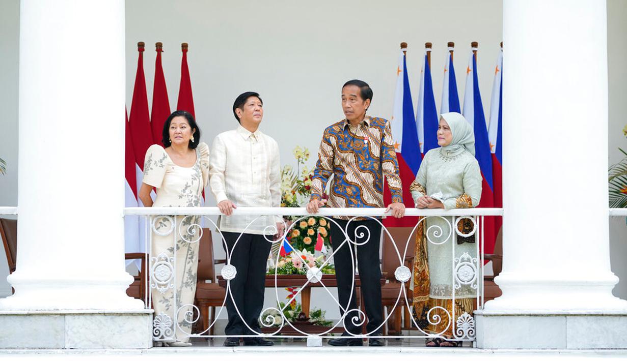 Presiden Indonesia Joko Widodo atau Jokowi (kedua kanan) dan istrinya Iriana (kanan) berbagi momen ringan bersama Presiden Filipina Ferdinand Marcos Jr (kedua kiri) dan istrinya Madame Louise Araneta Marcos (kiri) saat pertemuan di Istana Kepresidenan Bogor, Bogor, Jawa Barat, Senin (5/9/2022). Jokowi dan Ferdinand Marcos Jr menuju beranda Istana Bogor untuk melakukan pembicaraan atau veranda talk. (AP Photo/Achmad Ibrahim, Pool)