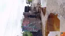 Citizen6, Jambi: Terbaliknya truk bermuatan pasir lantaran jalan yang rusak dan berlubang. (Pengirim: Fareri Gian)