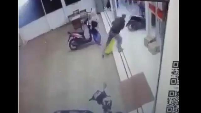 Apes Pasangan Ini Bikin Motor Terbang Di Mini Market Otomotif Liputan6 Com