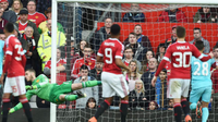David De Gea gagal menghalau tembakan bebas Dimitri Payet saat Manchester United berhadapan melawan West Ham United pada babak keenam Piala FA, Minggu (13/3/2016) malam WIB. (Reuters/Carl Recine)