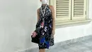 Dilengkapi dengan sneaker putih dan handbag hitam dari Prada, Naura Ayu tampil fashionable dengan gaya semi kasual. Menunjukkan pesonanya sebagai perempuan berusia 17 tahun.(instagram/naura.ayu)