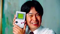 Shigeru Miyamoto, kreator Super Mario bersama Game Boy. (Sumber: Istimewa)