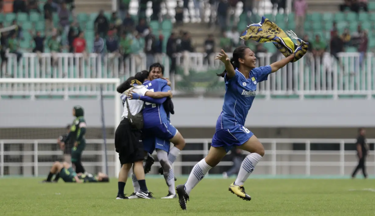 Pemain Persib Bandung Putri merayakan kemenangan atas Tira Persikabo Putri pada laga Liga 1 Putri di Stadion Pakansari, Bogor, Sabtu (28/12). Persib Putri juara Liga 1 Putri 2019.(Bola.com/Yoppy Renato)