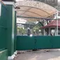 Pintu gerbang belakang gedung DPR yang dirusak saat demo mahasiswa diperbaiki, Rabu (25/9/2019) pagi. (Liputan6.com/Fachrur Rozie)