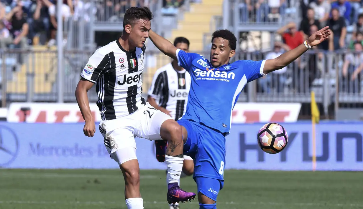 Pemain Juventus, Paulo Dybala (kiri) berebut bola dengan pemain Empoli, Andres Tello pada lanjutan Serie A Italia di Carlo Castellani Stadium, Empoli (2/10/2016). (REUTERS/ Alberto Lingria)