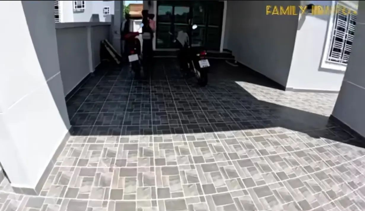 Rumah dengan pagar tembok dengan pintu besi. Masuk langsung garasi. Depan rumah masih terdapat halaman ukuran sedang yang juga ditutup dengan keramik. [Youtube/FAMILY JIRAYUT]