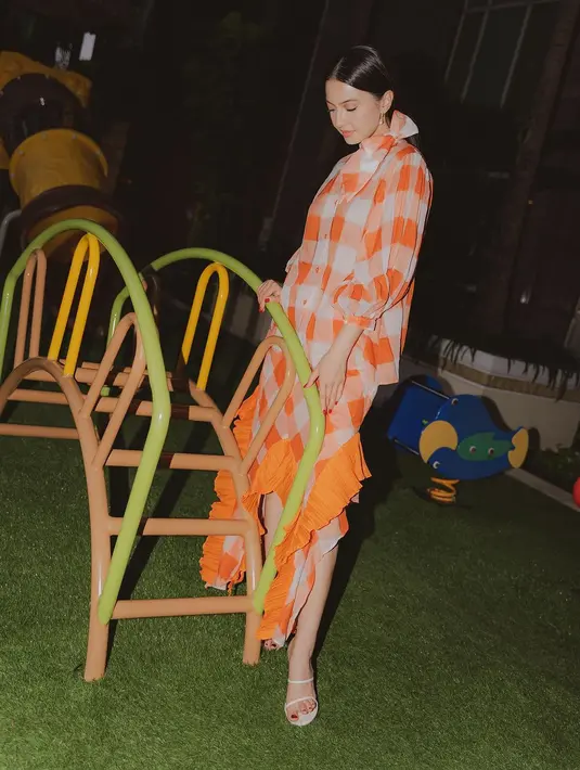Lengkapi outfit, Raline Shah kenakan sandal heels Loewe Broken-Egg Heels yang unik dan nyentrik. Diperkirakan heels yang dikenakan Raline Shah dibanderol dengan harga Rp7jutaan [@ralineshah]