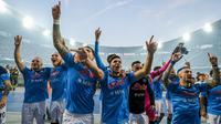 Usai meraih kemenangan, para pemain Napoli tak pergi dari stadion, melainkan berpesta dengan para penggemarnya pasca meraih Scudetto di pekan sebelumnya melawan Udinese.  (Alessandro Garofalo/LaPresse via AP)