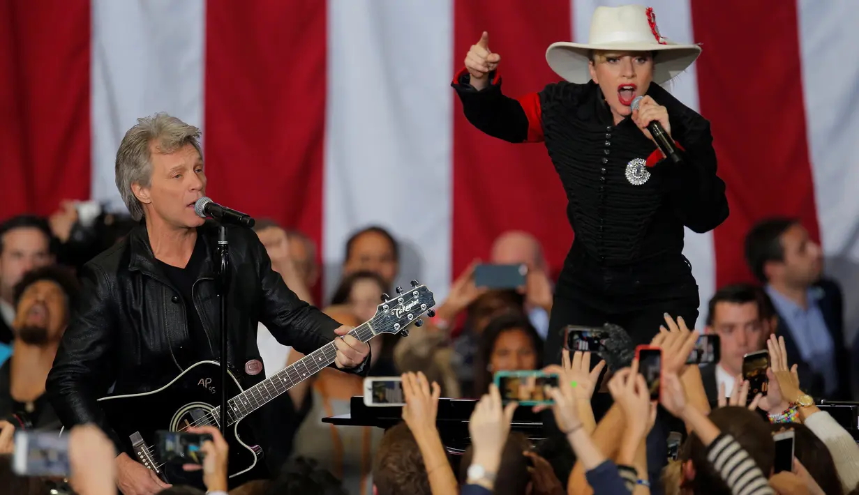 Aksi Lady Gaga dan Jon Bon Jovi saat memeriahkan kampanye Capres AS dari Partai Demokrat, Hillary Clinton di Releigh, North Carolina, AS (8/11). Pilpres AS 2016 diadakan pada 8 November 2016 dan menjadi pilpres empat tahunan ke-58. (REUTERS/Chris Keane)