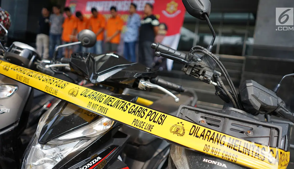 Barang bukti hasil kejahatan pecurian sepeda motor dengan pemberatan di Polda Metro Jaya, Jakarta, Jumat (3/5/2019). Polisi meringkus enam orang tersangka kasus pencurian dengan barang bukti berupa sejumlah sepeda motor, senjata api serta alat pembuka kunci motor. (Liputan6.com/Immanuel Antonius)