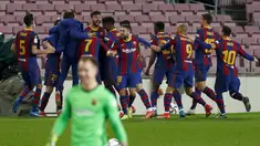 Bek Barcelona, Gerard Pique (tengah belakang) melakukan selebrasi dengan rekan-rekannya usai mencetak gol ke gawang Sevilla pada pertandingan leg kedua babak semifinal Copa del Rey di stadion Camp Nou di Barcelona, Spanyol, Kamis (4/3/2021). Barcelona menang telak atas Sevilla 3-0. (AP Photo/Joan Mo
