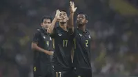 Gaya pemain Thailand, Rattanakorn Maikami (tengah) dan Sasalak Haiprakhon (kanan) merayakan gol ke gawang Malaysia  pada final sepak bola putra SEA Games 2017 di Stadion Shah Alam, Malaysia (29/8/2017). Thailand menang 1-0. (AP/Vincent Thian)