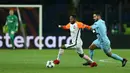 Pemain Manchester City, Ilkay Gundoganberusaha merebut bola dari pemain Shakhtar Donetsk, Fred pada matchday terakhir Grup F Liga Champions di Stadion Oblasny Sport Komplex Metalist, Kamis (7/12). Manchester City takluk 1-2. (Stanislas VEDMID / AFP)