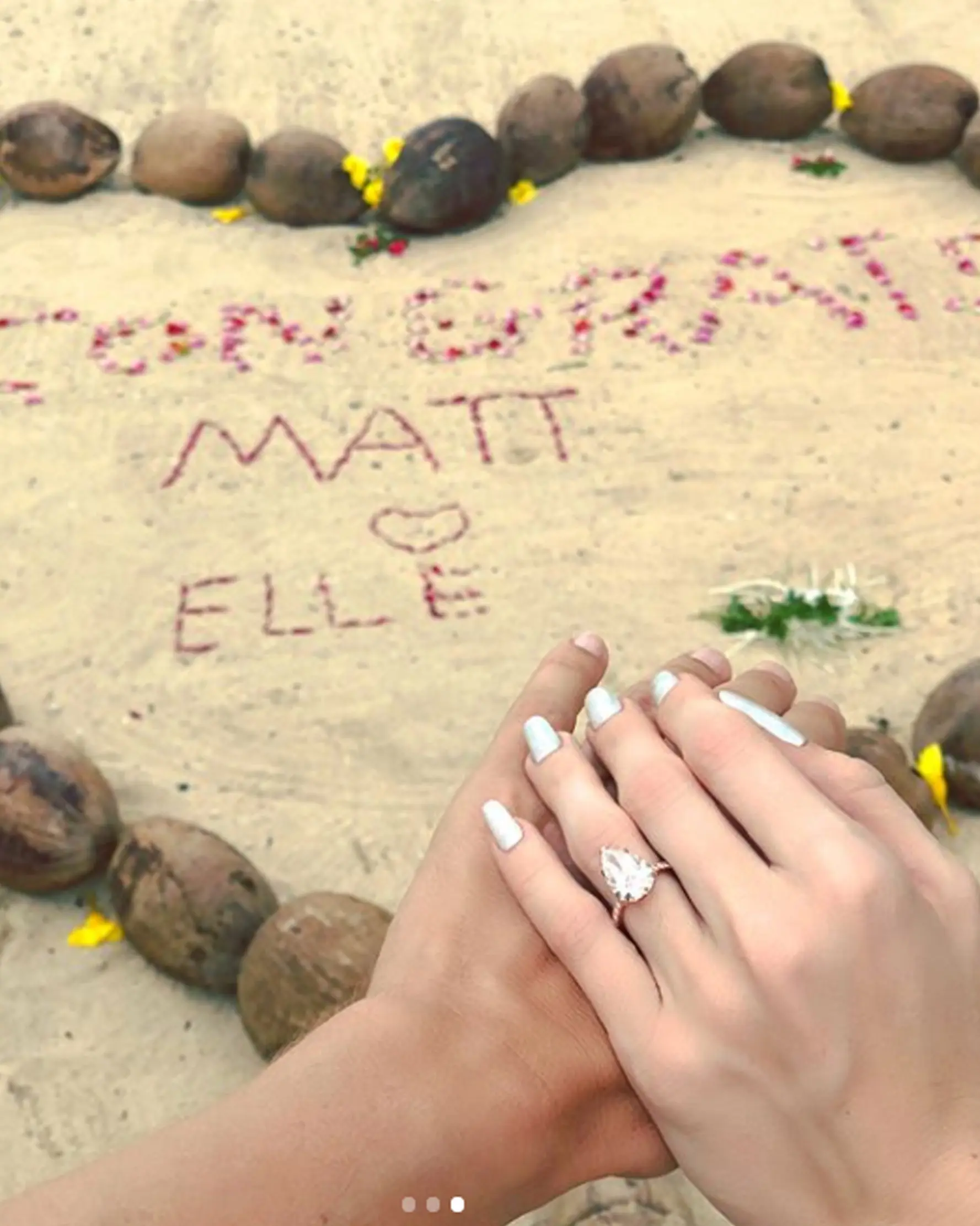 Elle Evans mengungah foto menunjukkan jari manisnya melingkar sebuah cincin cantik. Elle Evans telah mengumumkan pertunangannya dengan Matt Bellamy. (Instagram)