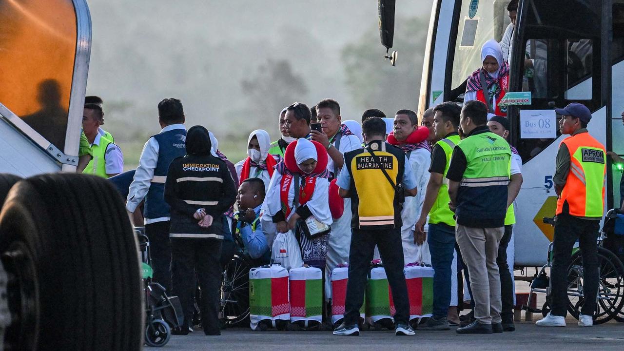 FOTO: Keluarga Iringi Pemberangkan Kloter Pertama Haji Aceh