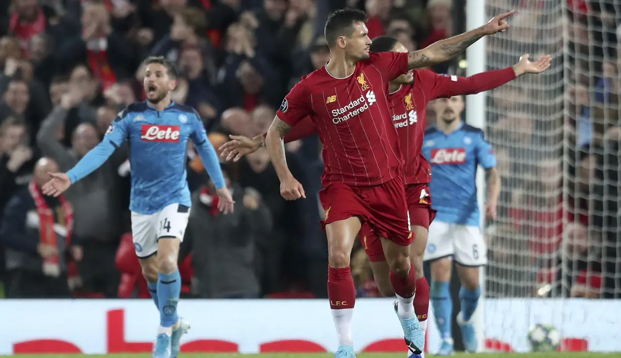 Bek Liverpool, Dejan Lovren (depan) berselebrasi usai mencetak gol ke gawang Napoli pada pertandingan Grup E Liga Champions di stadion Anfield, Inggris (27/11/2019). Liverpool bermain imbang 1-1 atas Napoli. (AP Photo/Jon Super)