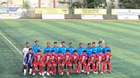 Tim Papua Football Academy (jersey biru, belakang) menjalani uji coba melawan Euro Champ, Rabu (9/7/2025) sore sebelum berangkatan ke Gothia Cup 2025 di Swedia. (Bola.com/Arief Bagus)