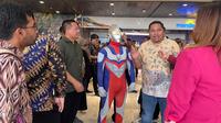 Jelang pelantikan anggota DPR RI dan DPD serta MPR periode 2024-2029 di Kompleks Parlemen, Senayan, Jakarta, Selasa (1/10/2024), terlihat ada sosok Ultraman. (Foto: Merdeka.com/Alma Fikhasari).