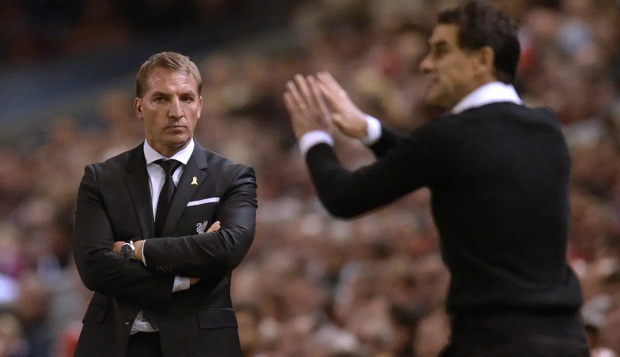 Pelatih FC Sion Didier Tholot (kanan) beraksi di depan Pelatih Liverpool Brendan Rodgers (kiri) pada laga  UEFA Europa League grup B di Anfield, Liverpool, Jumat (2/10/2015). AFP Photo / Oli Scarff