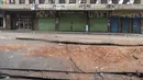Penyelidikan sedang dilakukan dan pemerintah kota mendatangkan para ahli untuk menentukan apakah ada pipa atau kabel bawah tanah lain di area tersebut dan apakah ada ancaman ledakan atau kebocoran gas. (Luca Sola / AFP)
