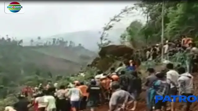 Tanah yang labil dan bergerak masih sering terjadi disekitar lokasi longsor, di Desa Reco, Wonosobo, Jawa Tengah, membuat pencarian korban longsor sempat terhambat.