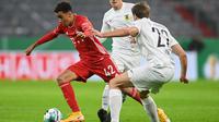 Gelandang Bayern Munchen, Jamal Musiala, berebut bola dengan gelandang Duren Merzenich, Gjorgji Antoski, pada laga DFB Pokal di Stadion Allianz Arena, Jumat (16/10/2020) dini hari WIB. Bayern Munchen menang 3-0 atas Duren Merzenich. (AFP/Christof Stache)
