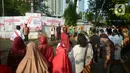 Suasana upacara pengibaran bendera Hari Ulang Tahun ke-77 Republik Indonesia di RW 04 Kebun Melati, Jakarta, Rabu (17/8/2022). Peringatan Hari Ulang Tahun Republik Indonesia telah menjadi tradisi di kampung tersebut sejak tahun 1975. (merdeka.com/Imam Buhori)