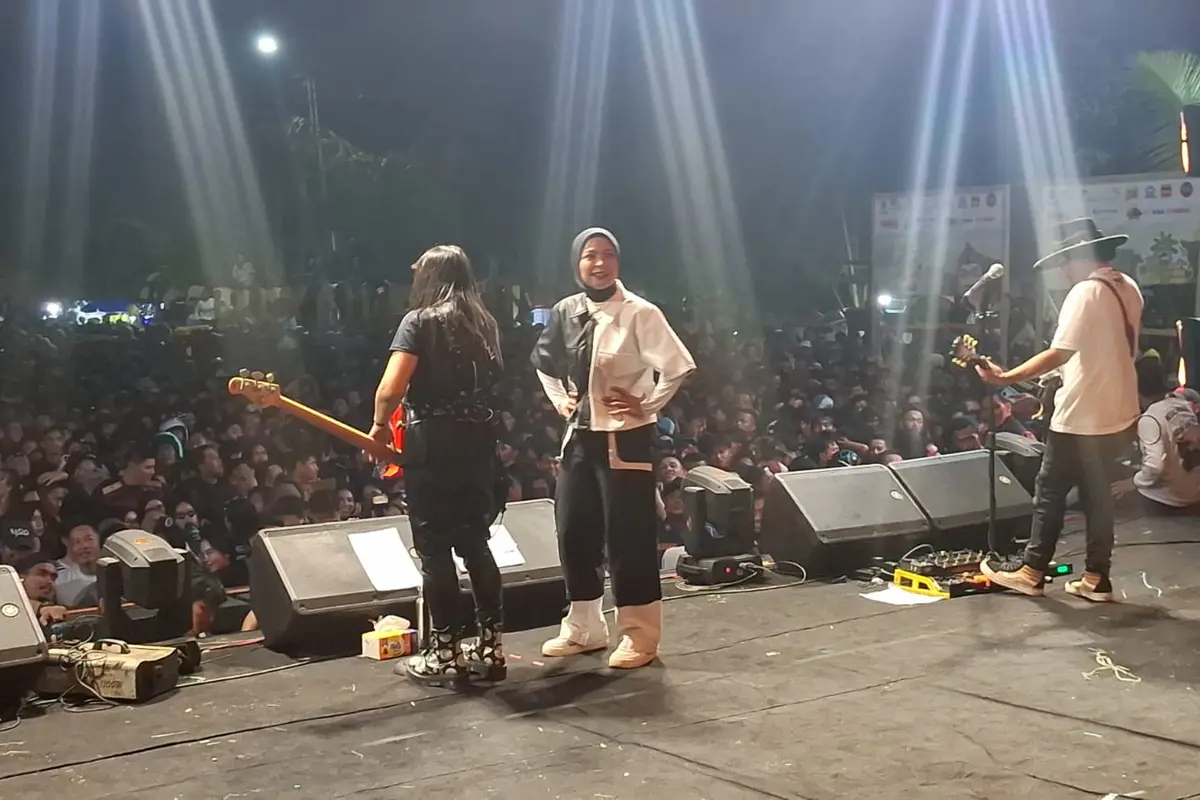 Pria asing peluk vokalis Kotak saat konser di Sukabumi