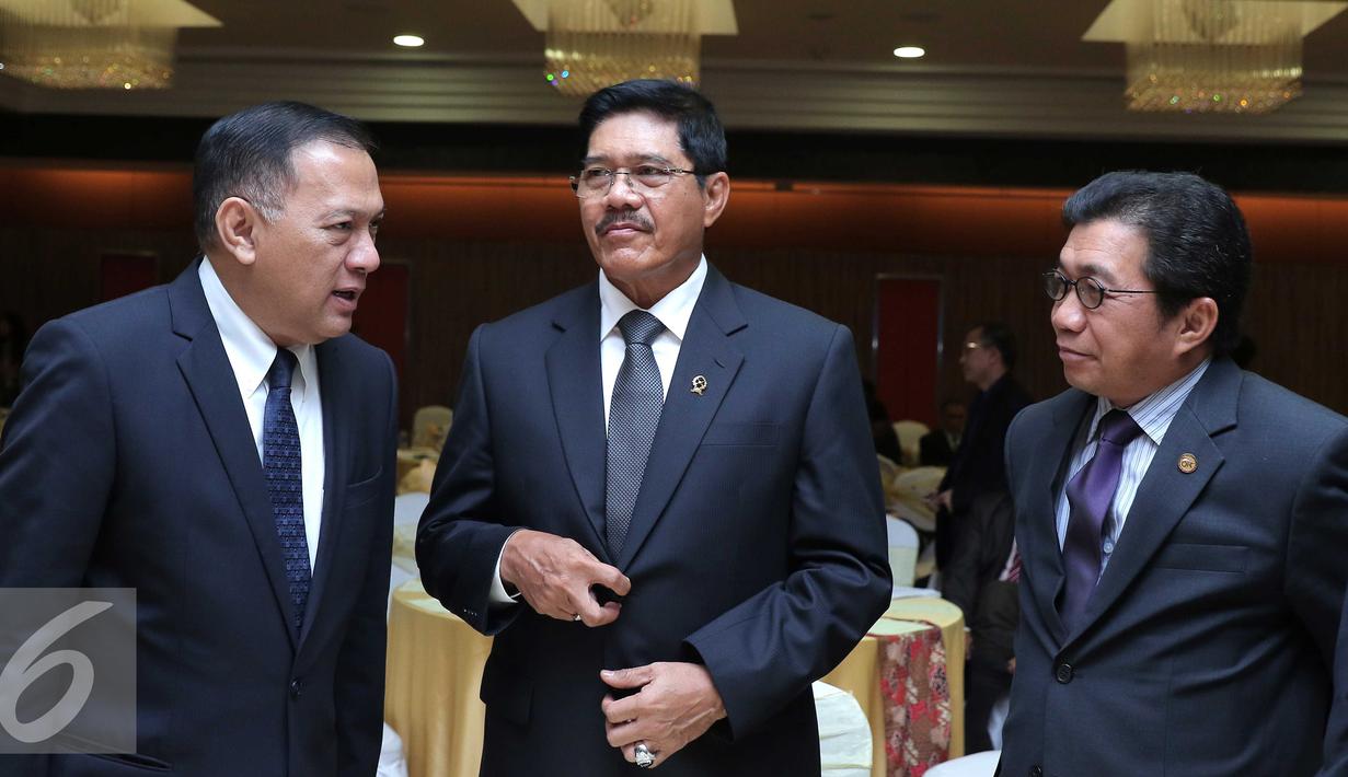 (ki-ka) Gubernur Bank Indonesia Agus Martowardojo, Ketua MA Muhammad Hatta  dan Ketua Dewan Komisioner OJK Muliaman D. Hadad berbincang usai penandatanganan Nota Kesepahaman di Jakarta, Senin (22/2). (Liputan6.com/Angga Yuniar)