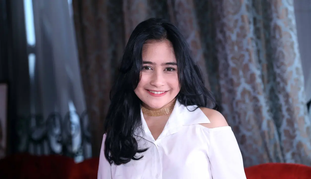 "Ngeri banget sih, prihatin banget. Tapi aku bingung kenapa bisa masuk ya? Soalnya kan biasanya kalau masuk ke konser ada pemeriksaan tas ya, diperiksa dulu segala macamnya," ujar Prilly ditemui di kawasan Senopati,Selasa (23/5). (Nurwahyunan/Bintang.com)