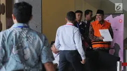 Bupati Jepara Ahmad Marzuqi (kanan) mengenakan rompi tahanan usai menjalani pemeriksaan di Gedung KPK, Jakarta, Senin (13/5/2019). KPK menahan Ahmad Marzuqi untuk mempermudah pemeriksaan tekait kasus dugaan suap. (merdeka.com/Dwi Narwoko)