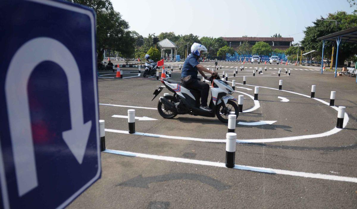 Warga asal Depok itu menuturkan dengan ujian praktik SIM C sekarang lebih manusiawi dengan menerapkan tes start di awal, pengereman saat di Yellow Box, U turn dan sebagainya.