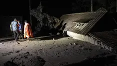 Warga dan tim penyelamat memeriksa area yang tertutup abu vulkanik dalam upaya mencari korban atau jenazah pasca erupsi Gunung Semeru di Desa Sumber Wuluh, Lumajang, Minggu (5/12/2021). (AFP/Juni Kriswanto)