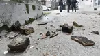 Warga memeriksa kerusakan akibat gempa bumi di Sisak, Kroasia, Senin (28/12/2020). Gempa bumi berkekuatan 5,2 Skala Richter (SR) mengguncang Kroasia tengah pada Senin (28/12), dengan episentrum sekitar 50 km tenggara ibu kota Zagreb.  (AP Photo)