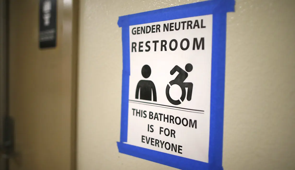 Tulisan toilet netral gender pertama di Santee High School, Los Angeles, California, AS, Senin (18/4). Toilet disediakan sebagai langkah mendukung dan menampung siswa transgender. (REUTERS/Lucy Nicholson)