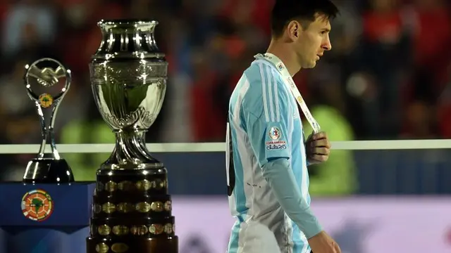 Momen mengharukan saat Lionel Messi dihibur oleh seorang bocah asal Cile usai final Copa America 2015 yang dimenangkan oleh Cile.