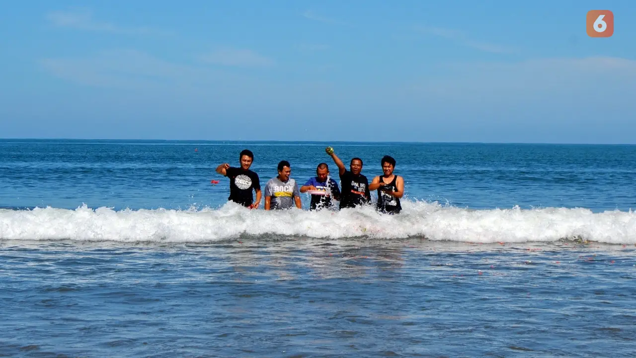 Tolak Remisi Susrama, Jurnalis Bengkulu Tabur Bunga di Samudra Hindia
