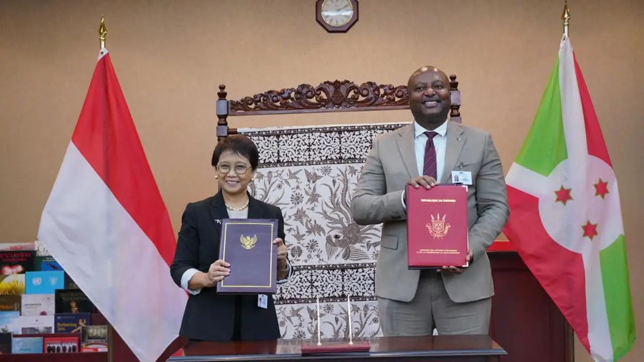 Menlu Retno Marsudi melangsungkan Pertemuan Bilateral dengan Menteri Luar Negeri dan Kerja Sama Pembangunan Burundi, Albert Shingiro, di sela-sela Sesi Debat Umum Sidang ke-77 Majelis Umum PBB di New York (22/09/2022). (Dok: Kemlu RI)