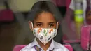 Seorang siswa sekolah dasar yang mengenakan masker duduk di ruang kelas sebuah sekolah di Kolombo, Sri Lanka, 25 Oktober 2021. Sri Lanka memulai kembali semua sekolah dasar yang telah ditutup lebih dari enam bulan karena pandemi COVID-19. (AP Photo/Eranga Jayawardena)