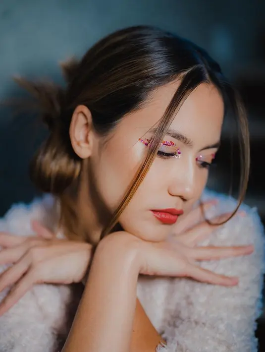 Tak hanya bold dan matte, Pevita Pearce juga tak jarang tampil dengan makeup lebih cerah dan colorful. Seperti kali ini, pemain film Lost in Love tersebut tampak menawan dengan glitter di bagian matanya. (Liputan6.com/IG/@pevpearce)