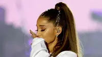 Ledakan bom yang terjadi di konsernya beberapa minggu lalu membuat Ariana Grande kembali datang ke sana dan menunaikan janjinya juga. Menggelar konser amal yang bertajuk ‘One Love Manchester’, untuk membantu para koban. (APexchange/Bintang.com)