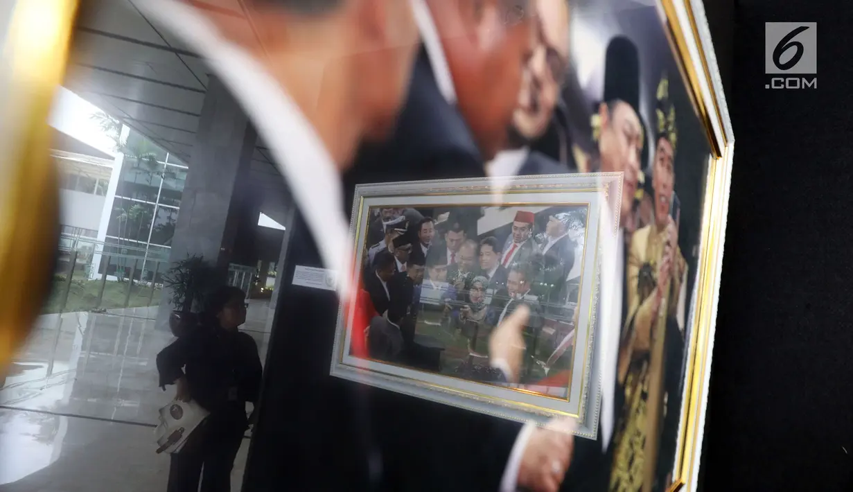 Pengunjung melihat pameran Foto Wartawan Parlemen bertema DPR Zaman Now di Komplek Parlemen, Senayan, Jakarta, Kamis (29/8/2019). Pameran ini dalam rangka memperingati HUT DPR ke 74. Jumlah Foto yang dipamerkan sebanyak 101 Karya Foto dari 30 pewarta Foto Parlemen. (Liputan6.com/Johan Tallo)
