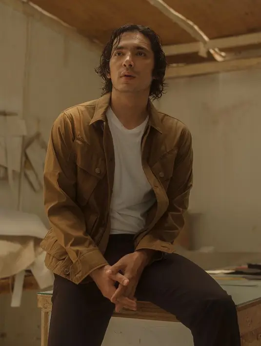 “Jangan lo yang pegang, jangan!” tambah Abimana Aryasatya menceritakan pengalamannya. (instagram/abimana_aryasatya)