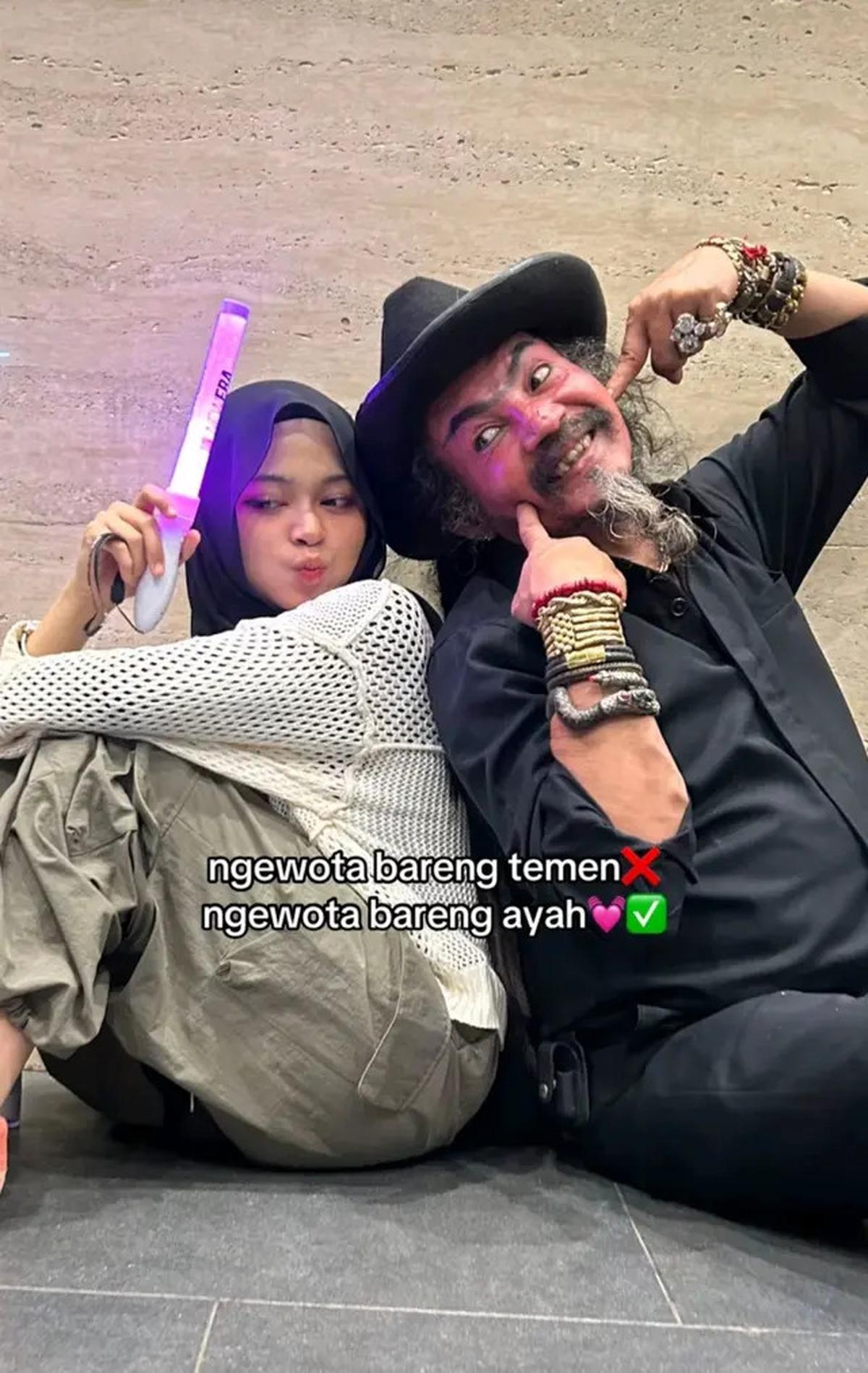 7 Potret Limbad dan Anak Kompak Nonton Konser JKT48, Girang Jadi Wota