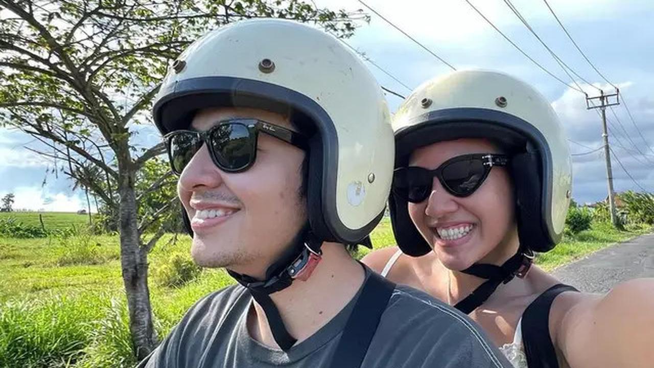 8. Gambaran gemas terlihat saat Angga dan Shenina berboncengan motor bersama.<br>