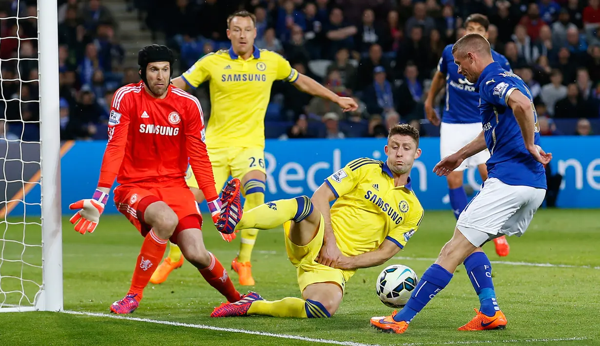 Bek Leicester City, Paul Konchesky (kanan) berusaha mengoper bola melewati bek Chelsea Gary Cahill saat Laga Liga Premier Inggris di King Power Stadium, Kamis (30/4/2015). Chelsea menang 3-1 atas Leicester City.(Reuters/Carl Recine)
