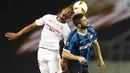 Gelandang Sevilla, Fernando melompat saat berebut bola dengan pemain Inter Milan, Roberto Gagliardini pada pertandingan Final Liga Europa di Stadion Rhein Energie, Sabtu (22/8/2020) dini hari. Sevilla menjadi juara Liga Europa setelah menang dengan skor 3-2. (Lars Baron, Pool Photo via AP)