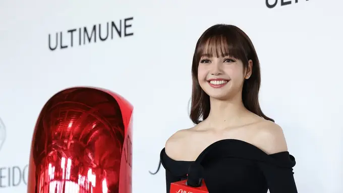 Lisa BLACKPINK Bikin Terpukau, Siluet Curvy-nya Terlihat Sempurna dalam Dress Hitam