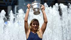 Angelique Kerber berfoto dengan trofi juara yang diraihnya pada kejuaraan AS terbuka usai mengalahkan Karolina Pliskova di USTA Billie Jean King National Tennis Center, New York (11/9/2016). (AFP/Jewel Samad)